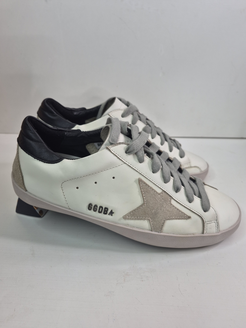 Golden Goose White Low-Top Sneakers with Gray Laces - Picture 2 of 8